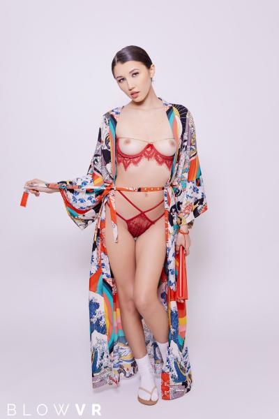 Maya Woulfe nude