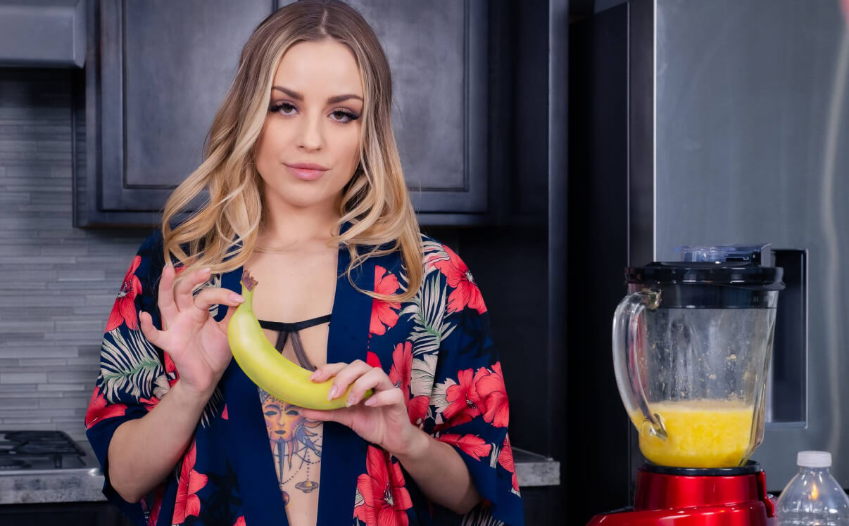 Delicious Blowjob with Anna Claire Clouds VR Porn Video